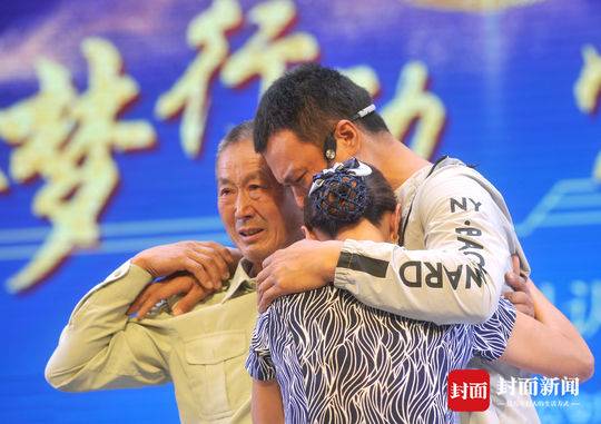 何建军和父母团聚在一起。