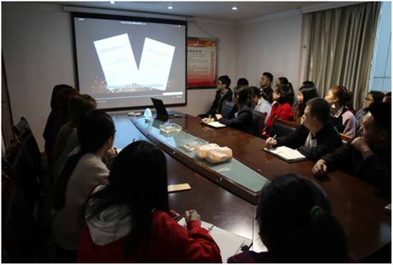 巴中秦鼎实业有限公司集中组织观看《贪婪铺筑