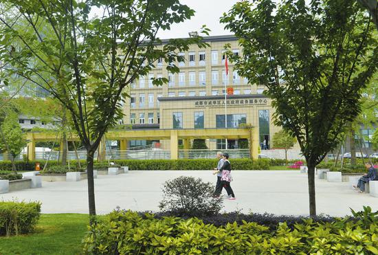 4月25日，成都成华区政务大厅破墙透绿方便市民。 雷远东摄