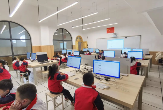孩子们在学习编程知识
