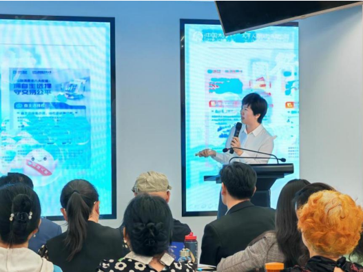 图为太平人寿云南分公司“消保大使”在业务团队迎新会上讲授“消保第一课”
