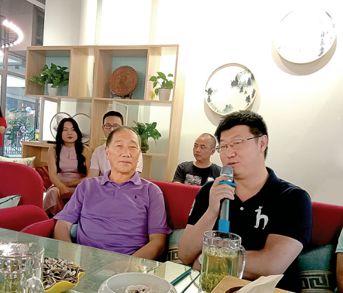 四川蓝城小镇建设管理公司执行总经理曲丹(右)