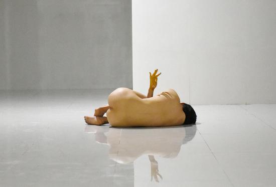 童文敏,金色的火,行為、影像,5分鐘,2016,作品截圖
