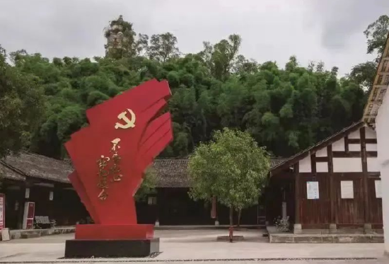 開江是一塊紅色故土,朱德、劉伯承、許世友、王維舟等老一輩無產階級革命家在這里留下過光輝足跡。開江紅色文化陳列館由抗日英雄王平夷故居改建而成,共有星火、燎原、激戰、曙光、傳承、忠魂等六個篇章十一個展廳,是開江縣青少年愛國主義教育重要基地。