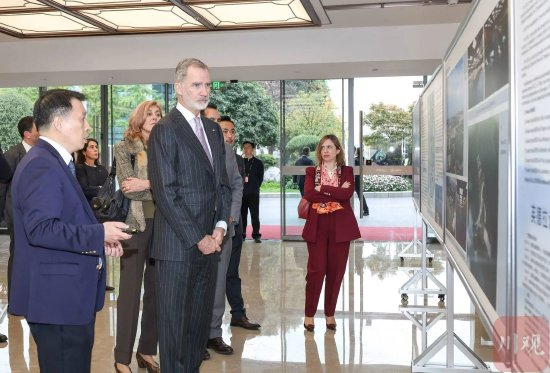 西班牙国王费利佩六世（中）在成都参观民航西南空管局，了解我国西南地区现代化空中航行服务情况 图片来源：川观新闻