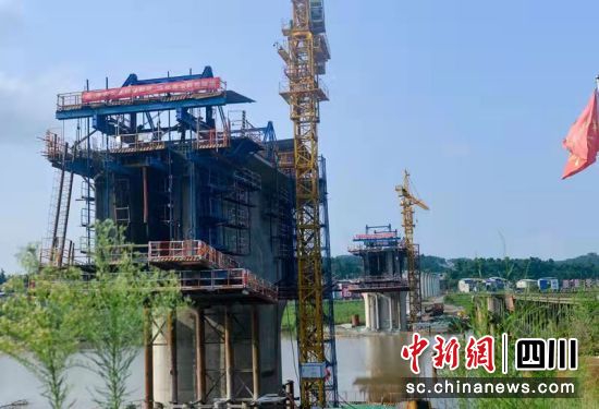 汉巴南铁路（蓬安段）西河特大桥施工现场正快速推进。汪泽民 摄