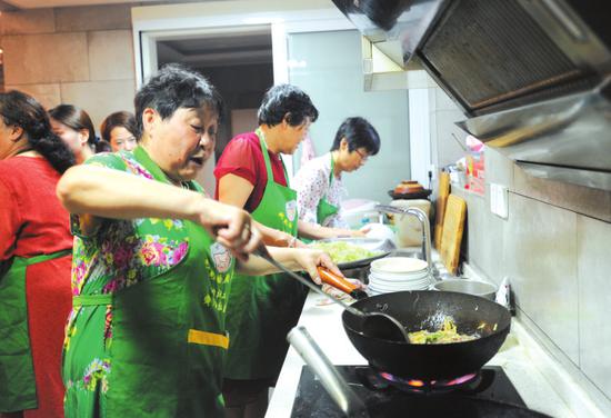 刘道笠和志愿者一道为老人做菜