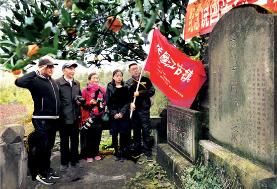 拜谒饶国华烈士墓 摄影/彭晓秋