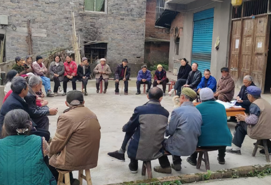 （宣汉县芭蕉镇泉水村开展“有事找纪检、解决靠组织”院坝会 黄河摄）