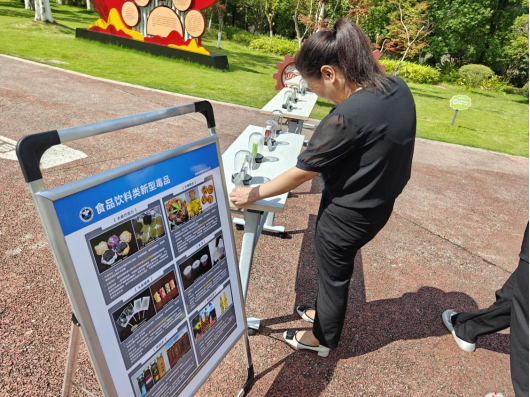 圖為:市民參觀毒品樣品展