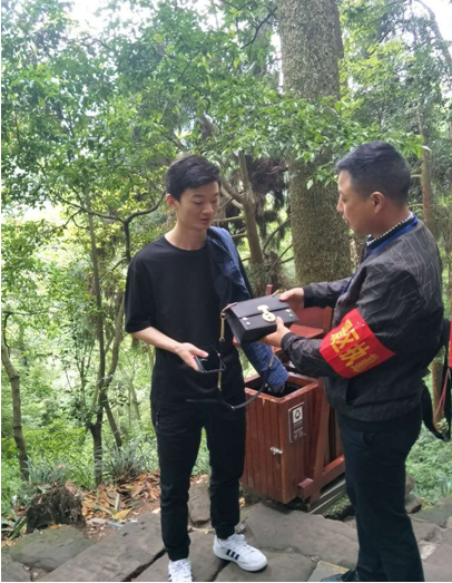 代俊福将捡到的挎包归还给游客