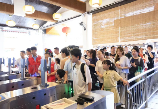 游客通过人脸识别入园 &nbsp;罗含瑶 摄