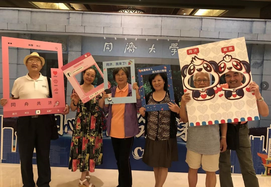 老校友们开心参加活动