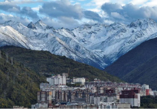 雪山之下的新城（中共康定市委宣传部 供图）