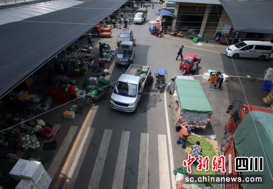 川西國際農(nóng)博城一角 王磊 攝