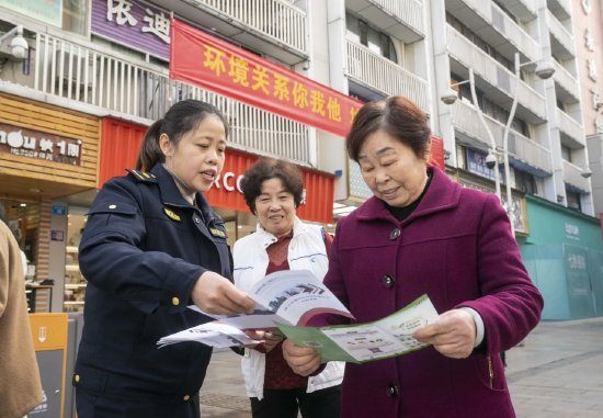 2023年1月21日，船山区综合行政执法局镇江寺执法大队女子中队劝导占道经营。