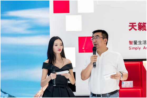 东风日产西南区营销中心总监刘轶(右)出席活动