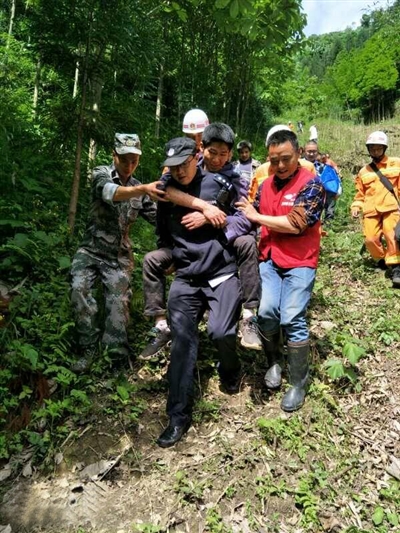 周波被救援人员背下山 图片由大邑县警方提供