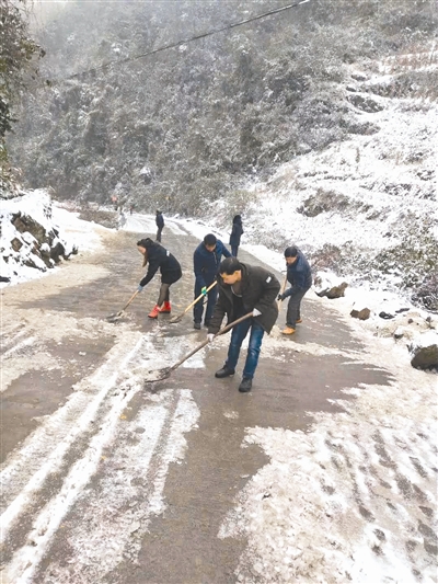 村民正奋力铲雪