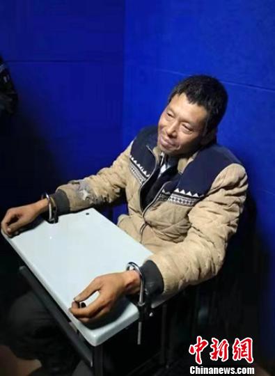 审讯室内的犯罪嫌疑人卢仕兵。乐山警方提供