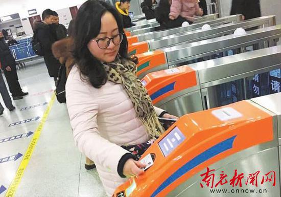 市民粟女士刷身份证进入南充北站乘车 记者 蔡彬彬 摄