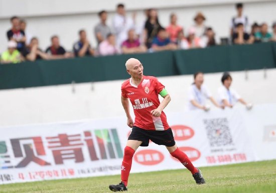 2018年，李伯清在明星足球赛上（资料图 张士博摄）