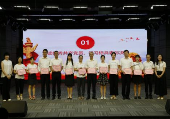 为优秀共产党员和“学习标兵”颁发证书