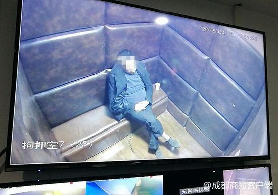 ▲被执行人魏某贤被带回法院羁押室