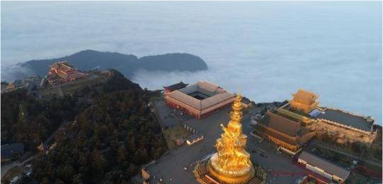 資料圖:夕陽下的峨眉山金頂。 劉忠俊 攝