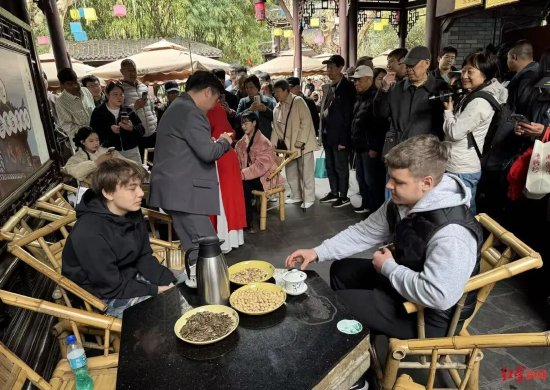 外国游客在鹤鸣茶社品尝“春茶”