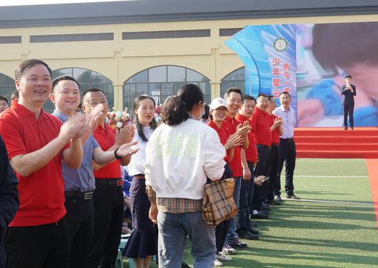 校领导在成人门旁迎接同学们