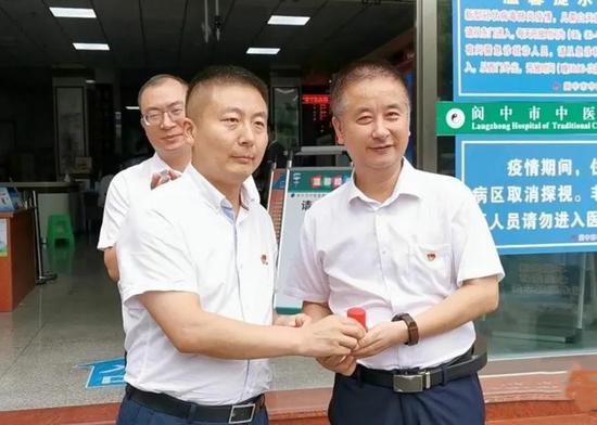 市卫健局党委书记、局长宋波为医院党委授印