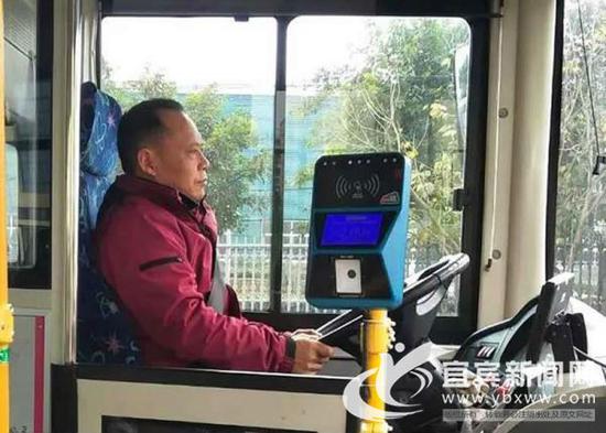 拾金不昧的雷师傅。(宜宾新闻网 曾江 摄)