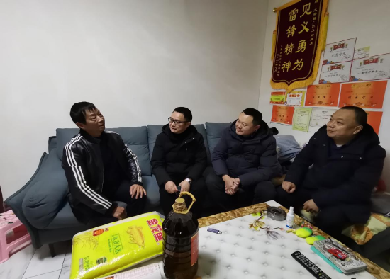 慰問見義勇為人員鄧永興(左一)