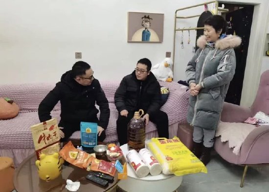 慰問見義勇為人員周詠霖(左二)
