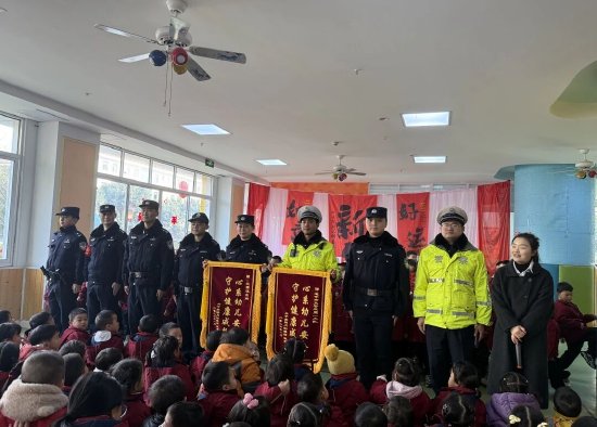 遂宁经开公安常驻校警交上“平安学期”答卷