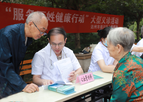 肖松林向群众宣传心血管疾病预防知识