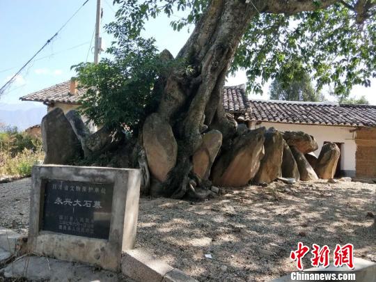 永兴大石墓。 何浠 摄