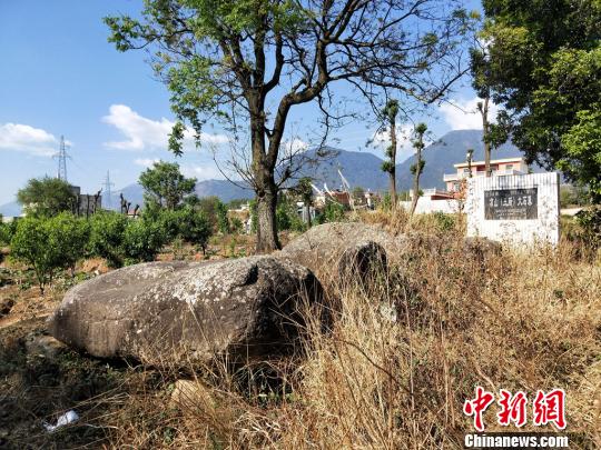 凉山（王所）大石墓。　何浠 摄