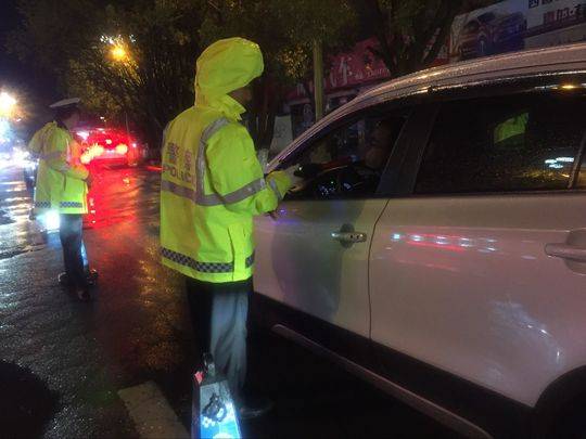 西昌交警3小时查处18起酒驾