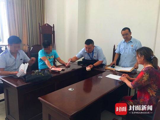 成都男子欠债不还将被拘留 父亲急了当场归还