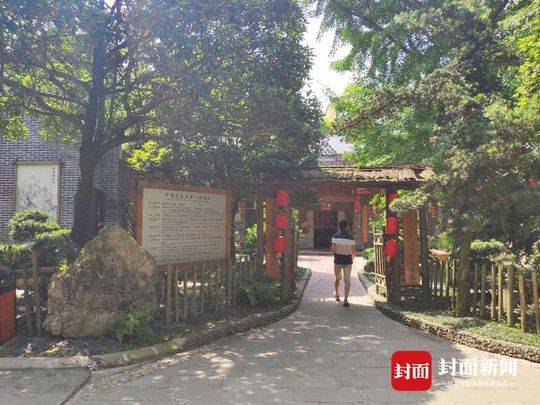 游客参观徐家大院第一代农家乐旧址。