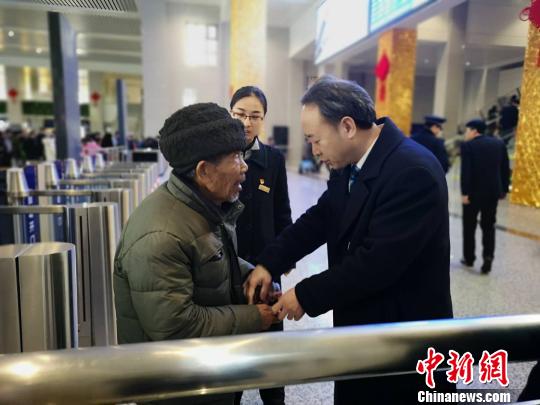 车站职工帮老人回家 刘珂妤 摄