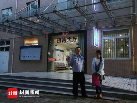 民警在成都火车北站广场巡逻时发现了独自来成都见网友的遂宁女孩。