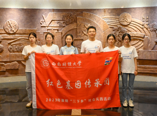 在西南财大校史馆了解学校发展历史