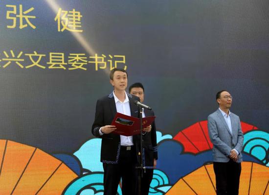 张健在致辞中向全县苗族同胞致以节日的问候