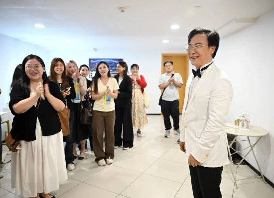 “蓉城之秋”演出结束后，廖昌永在后台与学生们见面