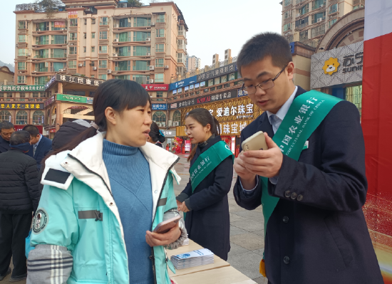 肖女士在農行達州分行員工現場演示下學習下載安裝數字錢包