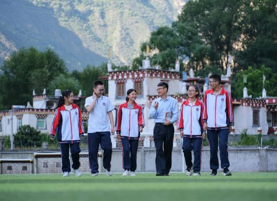 樊森老师（右3）和28届树德班同学交流