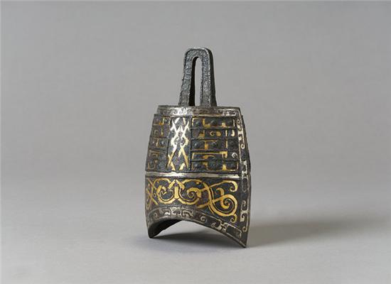 除了兵马俑,本次展览还展示了很多秦代其他文物,让公众更全面的了解秦代生活。图为秦代错金银乐府钟,陕西省西安市临潼区秦陵出土,通高13.14厘米,国家一级文物。乐器,通体有错金银纹饰,在钟钮的一侧原刻有小篆体“乐府”二字,一般认为乐府是汉代的官署,“乐府”钟的出土,证明了秦代就有乐府的设置。资料显示,此钟内壁有四个调音带,经测试,目前属于C调。© Mr。 Ziyu Qiu